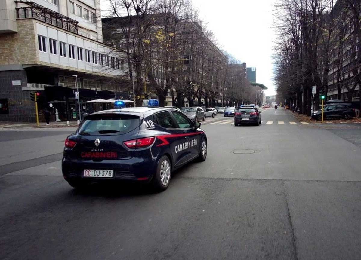 Roma, calci e pugni a un ragazzo per rubargli il telefonino: ladro in manette Roma, calci e pugni a un ragazzo per rubargli il telefonino: ladro in manette