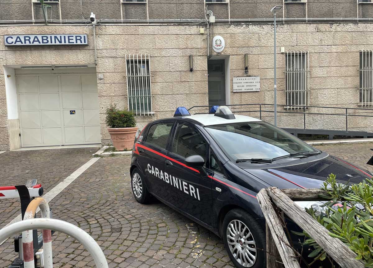 Roma, calci e pugni a un ragazzo per rubargli il telefonino: ladro in manette Roma, calci e pugni a un ragazzo per rubargli il telefonino: ladro in manette