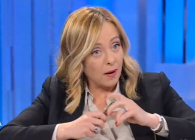 “De Luca usa i fondi Ue per la patata e il caciocavallo”, vendetta Meloni