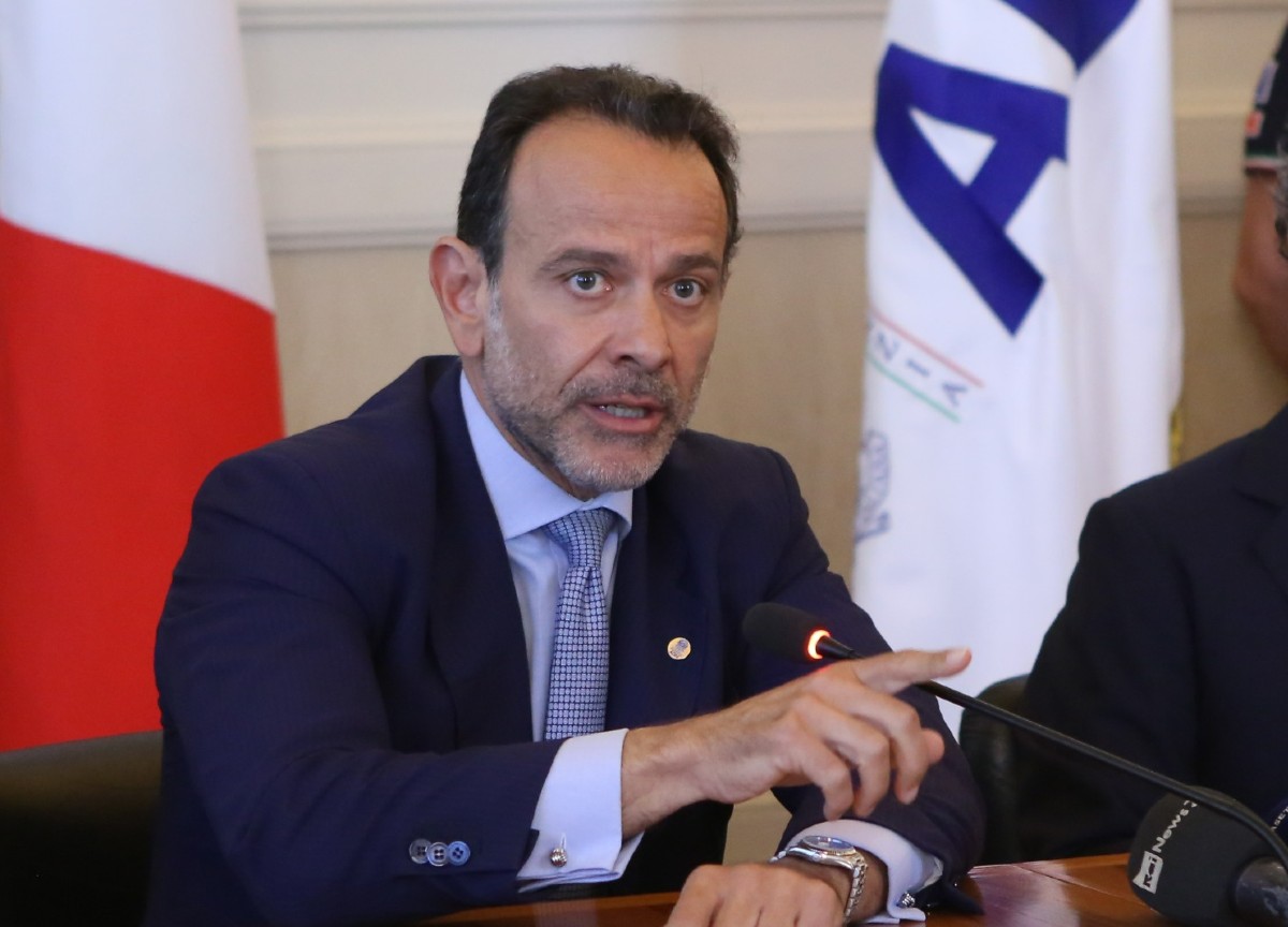 Minenna indagato, “i lettini dei vip come tangenti” e i favori di “er Mitico” Minenna indagato, “i lettini dei vip come tangenti” e i favori di “er Mitico”
