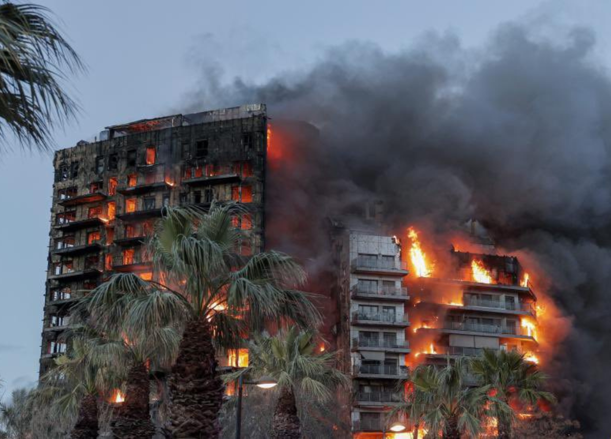Incendio Valencia, due palazzi in fiamme: quattro morti e 19 dispersi Incendio Valencia, due palazzi in fiamme: quattro morti e 19 dispersi