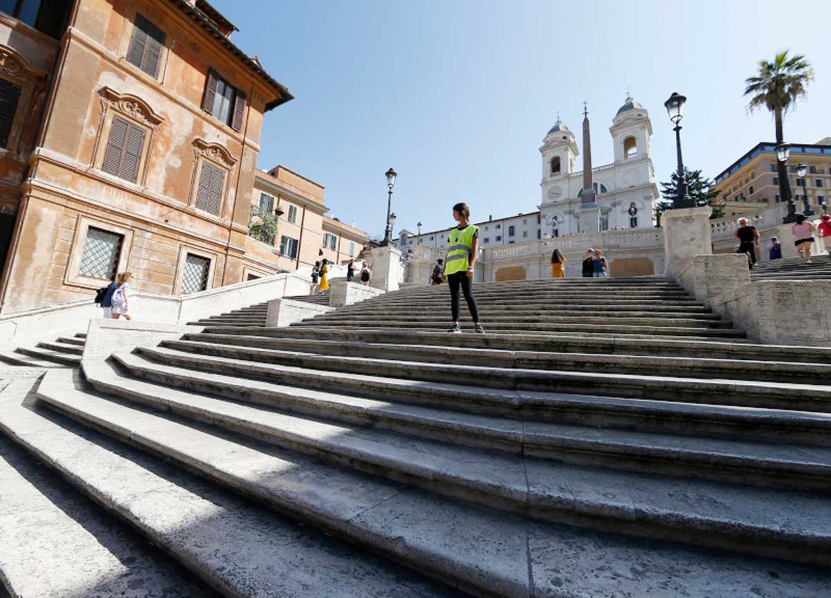 Il Tar: vietato sedersi sulla scalinata di Trinità de’ Monti. Sì alle multe