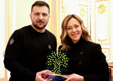 Meloni porta il G7 da Zelensky. Aiuti per 10 anni all’Ucraina. Sgarbo Macron