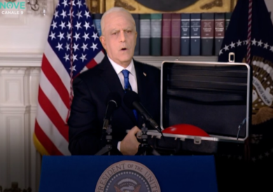 Crozza / Biden: “Per distruggere Putin forniremo armi a Ilary Blasi!”. VIDEO
