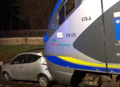 Treno travolge una macchina, le immagini choc. E la ragazza al volante…
