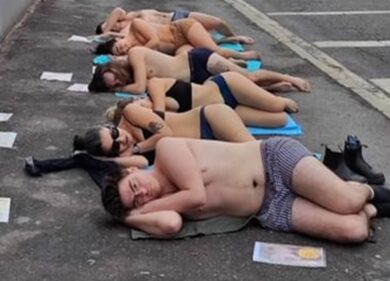 Nudi sull’asfalto per chiedere la chiusura del Cpr di via Corelli