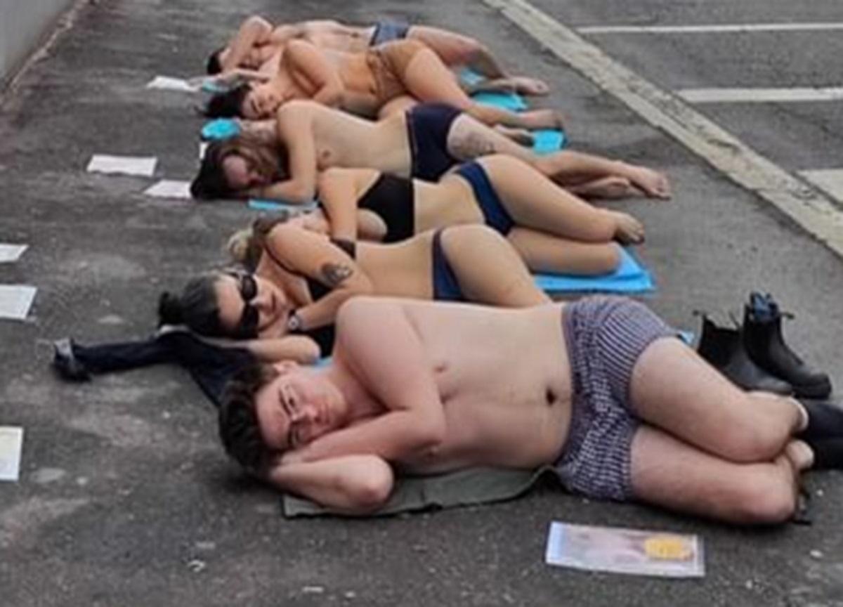 Nudi sull’asfalto per chiedere la chiusura del Cpr di via Corelli Nudi sull’asfalto per chiedere la chiusura del Cpr di via Corelli