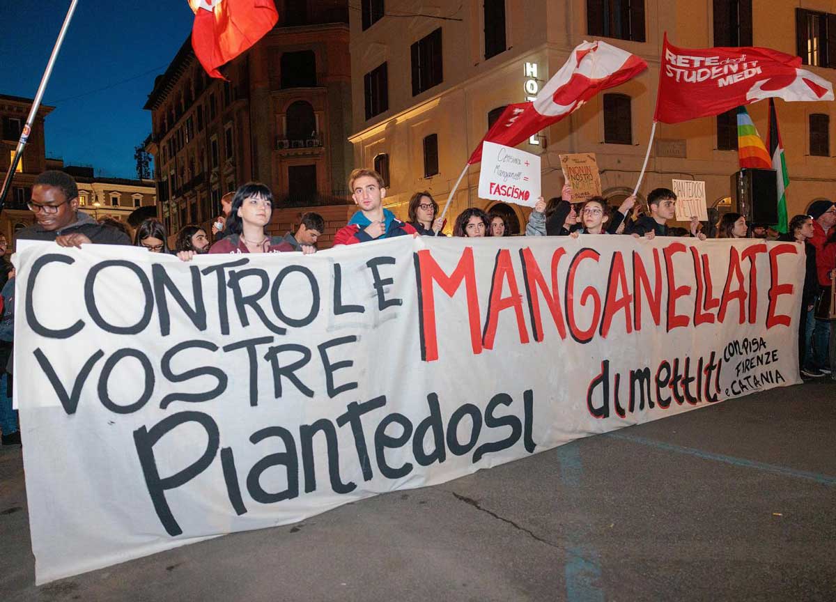 In piazza a Roma 800 studenti, zero incidenti: “Piantedosi, non finisce qui” In piazza a Roma 800 studenti, zero incidenti: “Piantedosi, non finisce qui”