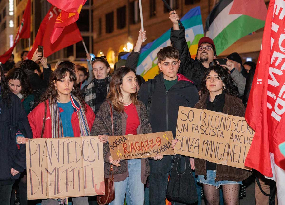 In piazza a Roma 800 studenti, zero incidenti: “Piantedosi, non finisce qui” In piazza a Roma 800 studenti, zero incidenti: “Piantedosi, non finisce qui”