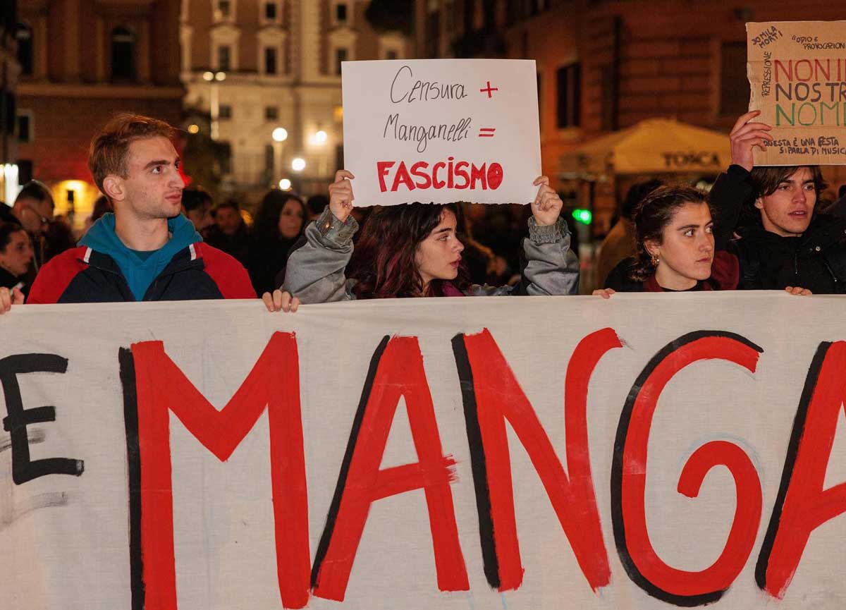 In piazza a Roma 800 studenti, zero incidenti: “Piantedosi, non finisce qui” In piazza a Roma 800 studenti, zero incidenti: “Piantedosi, non finisce qui”
