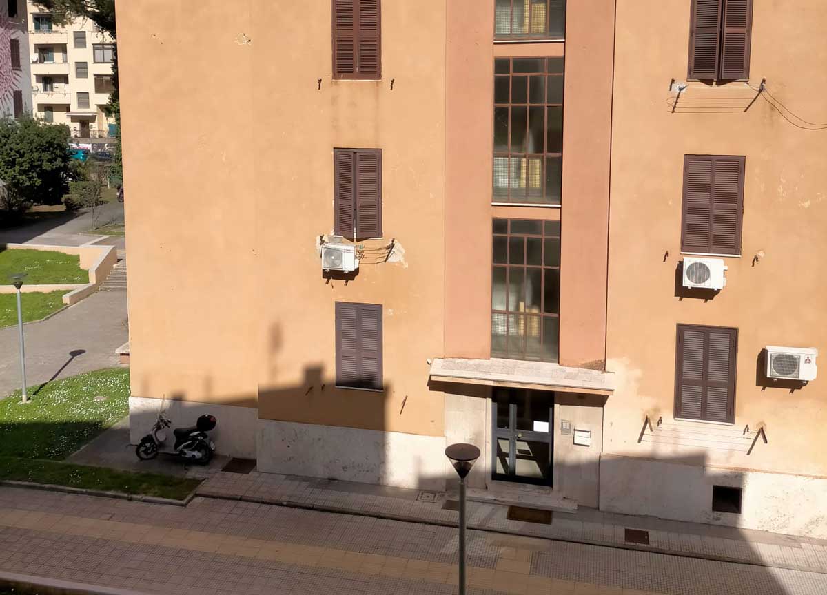 Roma, fognature rotte nelle case Ater, nel giardino liquami e escrementi VIDEO