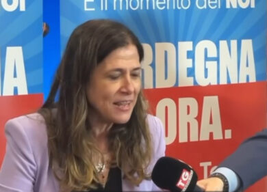 Todde vince in Sardegna, l’abbraccio con Conte e Schlein: “Cambia il vento”