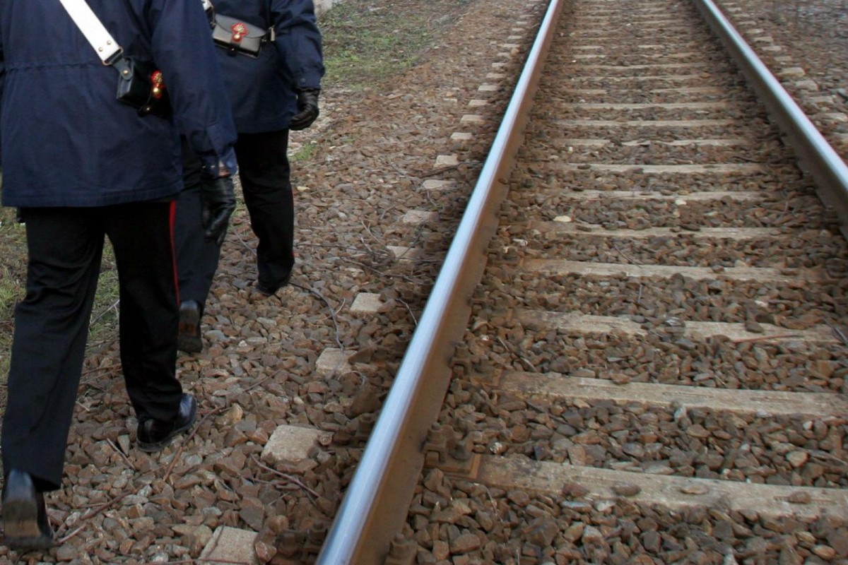 Ragazzino attraversa i binari in stazione e muore investito dal treno Ragazzino attraversa i binari in stazione e muore investito dal treno