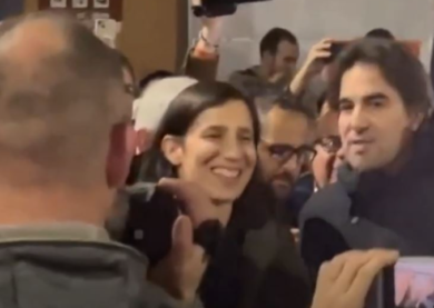 Schlein canta “Bella Ciao”, Conte palleggia e… La festa del Csx in Sardegna