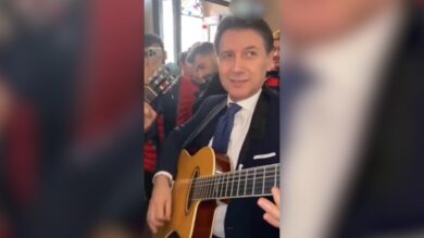 Sardegna, Conte con la chitarra canta Pino Daniele:”Tanto l’aria s’adda cagna”