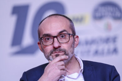 Todde: “Risposta sarda ai manganelli”. Meloni-Salvini-Tajani: “Rammaricati”