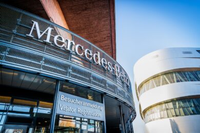 Mercedes, schiaffo all’Ue: stop all’elettrificazione, avanti coi vecchi motori