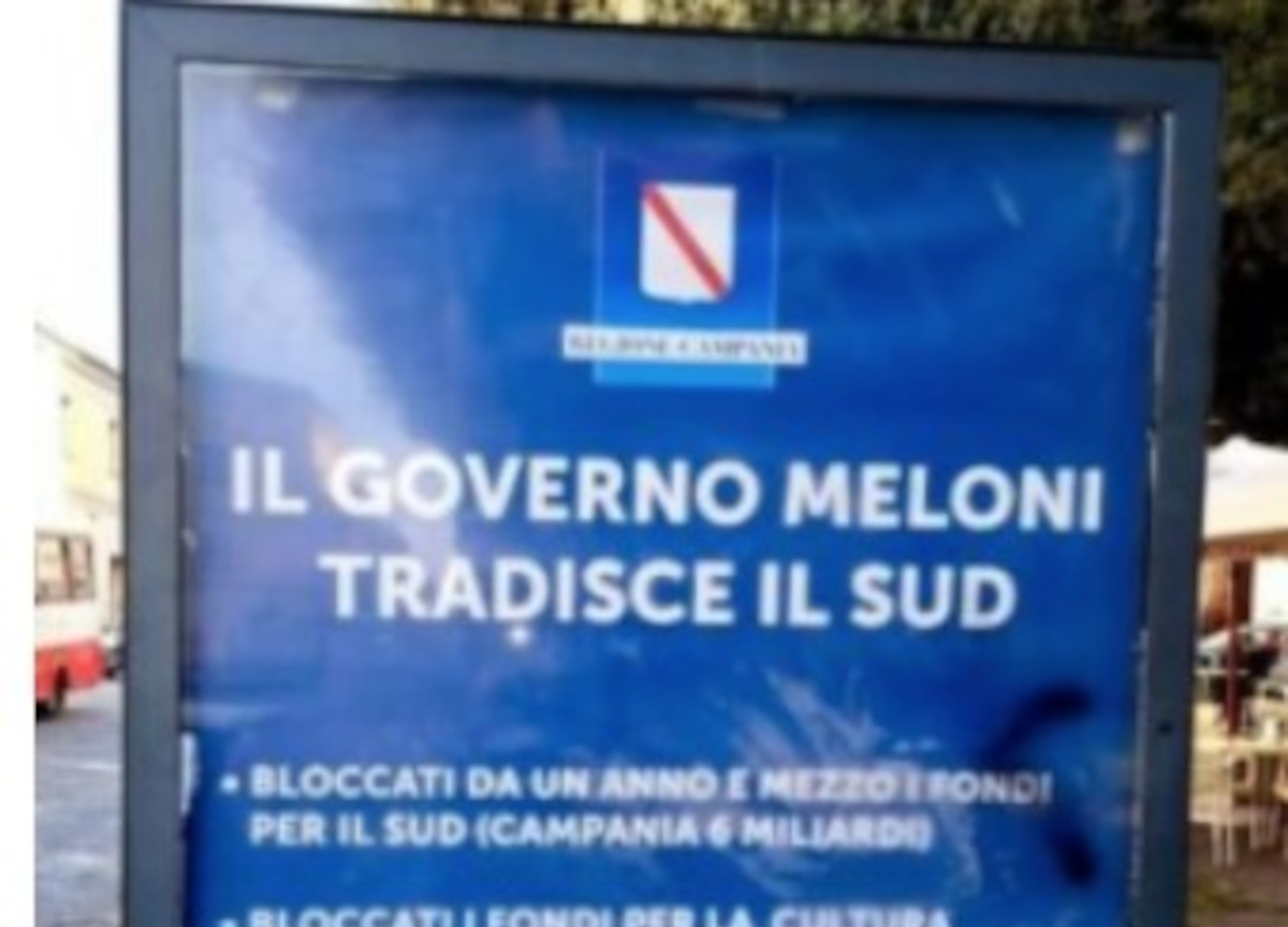 De Luca tappezza la Campania di manifesti: “Il governo Meloni tradisce il Sud” De Luca tappezza la Campania di manifesti: “Il governo Meloni tradisce il Sud”