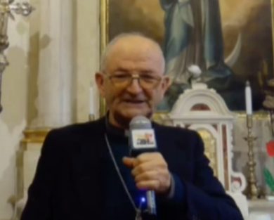 “Berlinguer dovrebbe essere aggredita”, post choc dell’ex vescovo di Chioggia