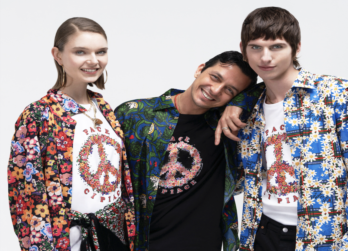 Moda, da Enriquez un messaggio di speranza: la pace dovrebbe essere un mantra Moda, da Enriquez un messaggio di speranza: la pace dovrebbe essere un mantra