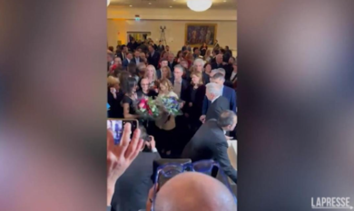 Meloni balla sulle note di Michael Jackson alla cena della stampa estera