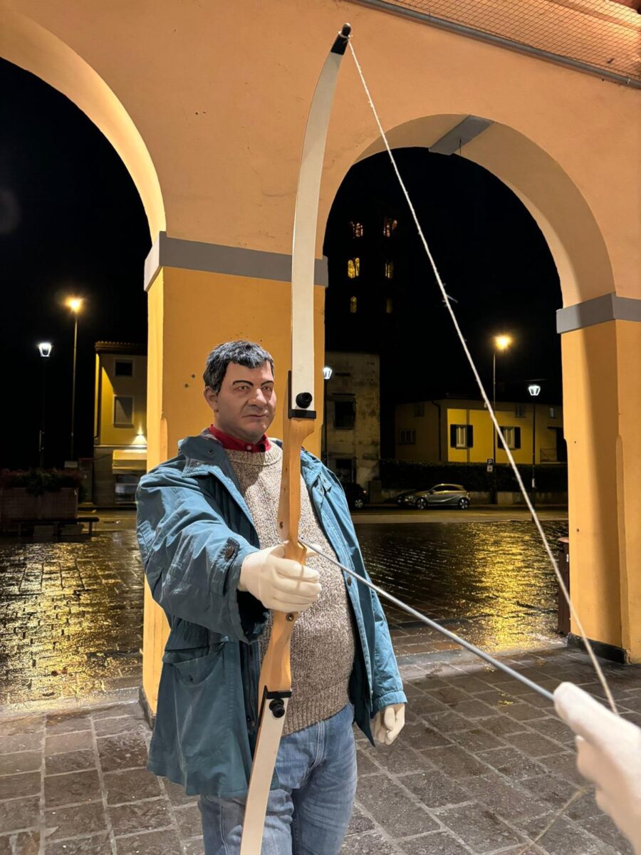Erba, Rosa e Olindo tornano in piazza. Ma sono delle sculture Erba, Rosa e Olindo tornano in piazza. Ma sono delle sculture