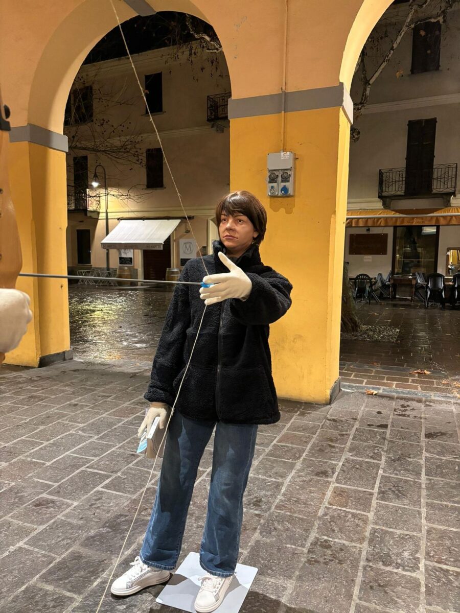 Erba, Rosa e Olindo tornano in piazza. Ma sono delle sculture Erba, Rosa e Olindo tornano in piazza. Ma sono delle sculture