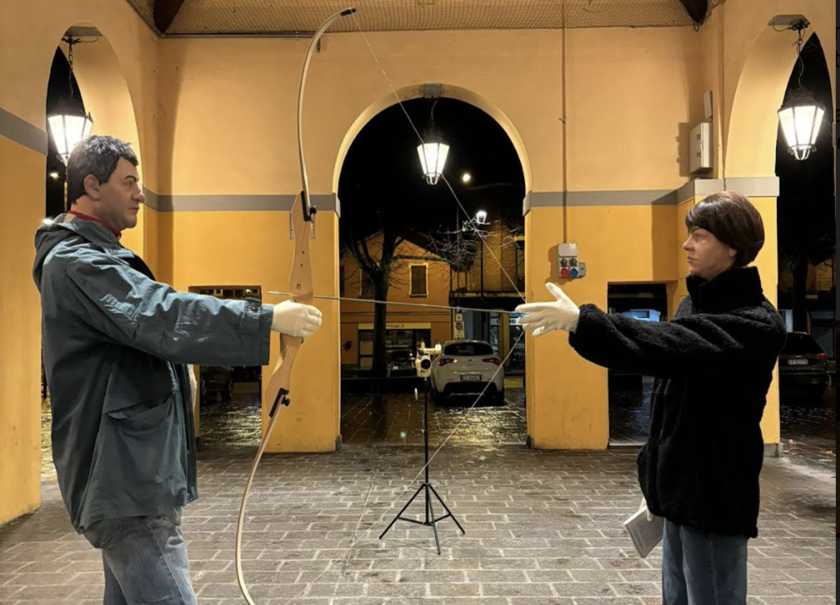 Erba, Rosa e Olindo tornano in piazza. Ma sono delle sculture Erba, Rosa e Olindo tornano in piazza. Ma sono delle sculture