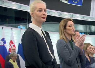 Navalny, la vedova Yulia accolta da una standing ovation al Parlamento Ue