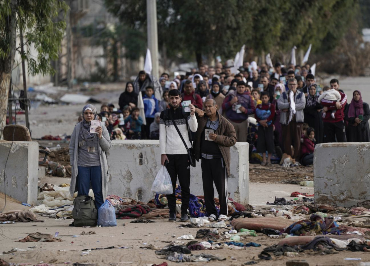 Gaza, assalto ai camion umanitari. Spari sulla folla: oltre cento morti Gaza, assalto ai camion umanitari. Spari sulla folla: oltre cento morti