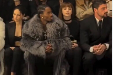 Annalisa schiacciata tra due uomini alla sfilata: colpa del pelliccione