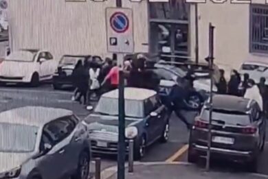 Antagonisti assaltano volante della polizia. Solidarietà da Mattarella- VIDEO