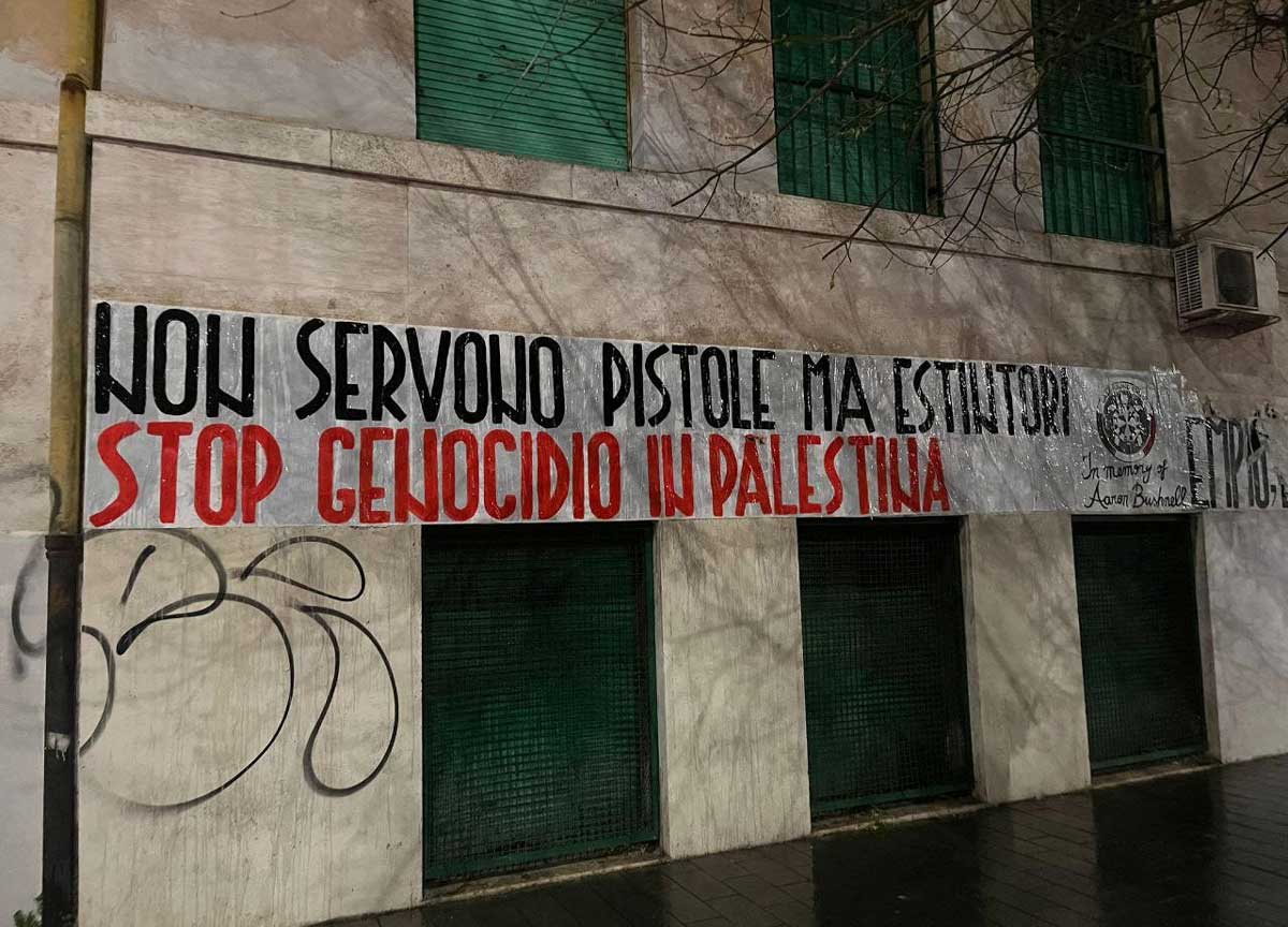 CasaPound, striscioni in memoria del militare che si è immolato a Washington