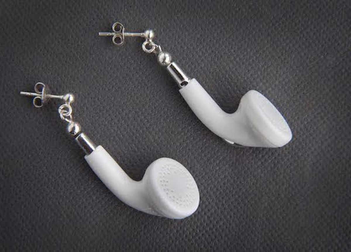 Prendi un auricolare, un cavo e una tastiera rotta e trasformali in gioielli Prendi un auricolare, un cavo e una tastiera rotta e trasformali in gioielli