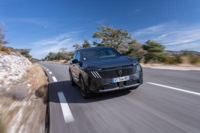 Peugeot lancia il SUV  elettrico E-3008: design  e prestazioni superiori