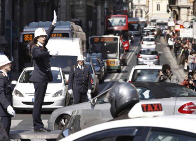 Si getta dal V piano in via Panisperna: traffico impazzito in tutto il Centro