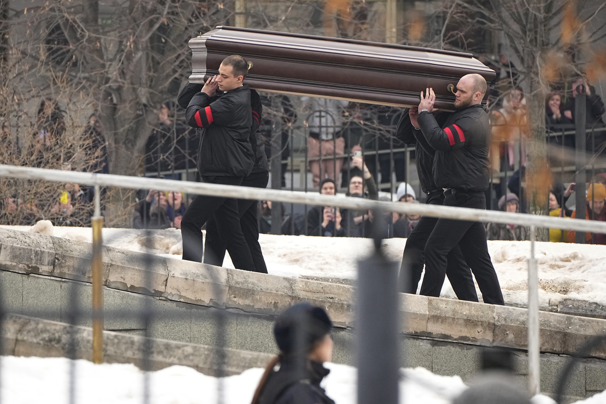 Navalny, in migliaia ai funerali a Mosca. 56 arresti in 13 città russe