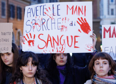 Pisa, i poliziotti coi manganelli si autoidentificano: “L’agente sono io”