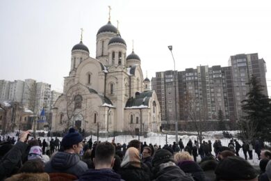 La folla sfida Putin: applaude e canta “Navalny” fuori dalla chiesa a Mosca