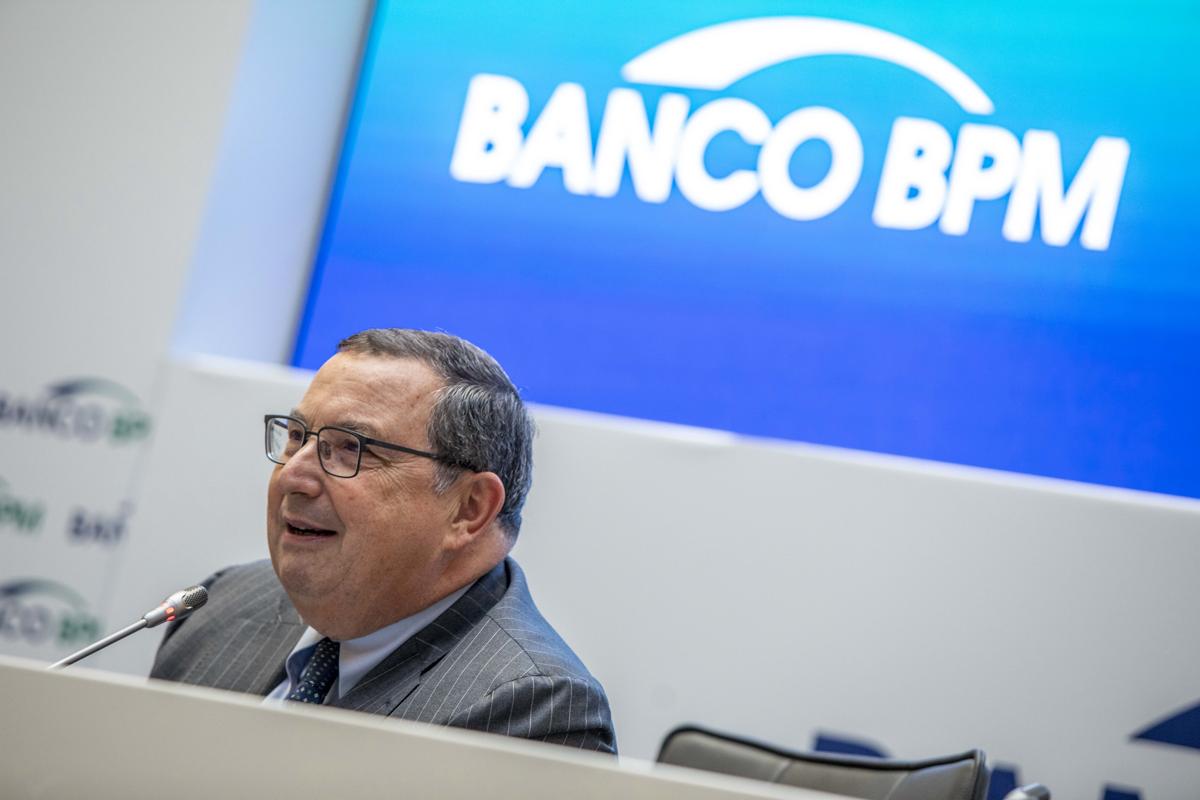 Bpm, stretta di mano con i sindacati: ok al premio di 1.800 euro ai dipendenti Bpm, stretta di mano con i sindacati: ok al premio di 1.800 euro ai dipendenti