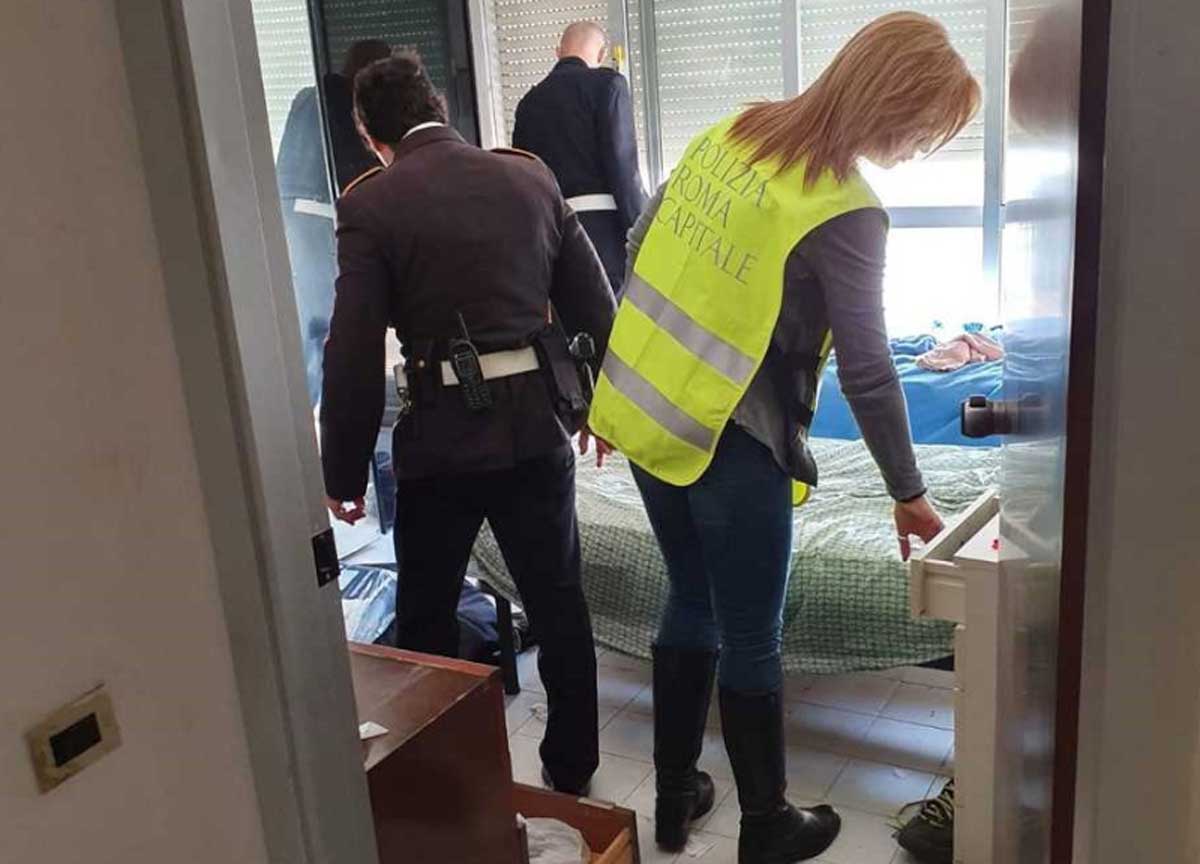 Roma, occupa una casa dell’Ater e la trasforma in studio medico: denunciato Roma, occupa una casa dell’Ater e la trasforma in studio medico: denunciato