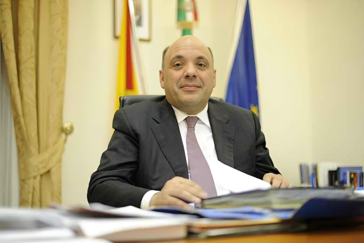 Mafia, estorsione e voto di scambio: arrestato l’ex sindaco di Melilli Mafia, estorsione e voto di scambio: arrestato l’ex sindaco di Melilli