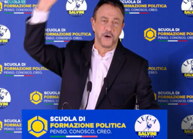 Crozza/Salvini “Le offese, le denunce, le indagini, sono solo medaglie” salvo accorgersi di essere un pallone gonfiato.