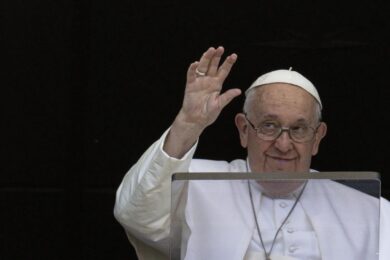 Papa Francesco: “Ho la bronchite”. Tossisce e non legge i discorsi