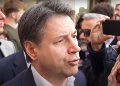 Conte: “Meloni in Usa per ricevere istruzioni da Biden. Riferisca in Aula”