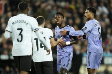 Valencia-Real Madrid, arbitro fischia la fine mentre la palla sta entrando in gol