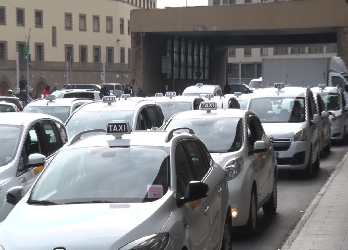 Taxi: Comune Milano, entro una settimana bando per 450 licenze Taxi: Comune Milano, entro una settimana bando per 450 licenze