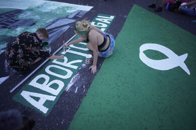 Chiesa, Monsignor Paglia costretto a smentirsi sull’aborto in Francia