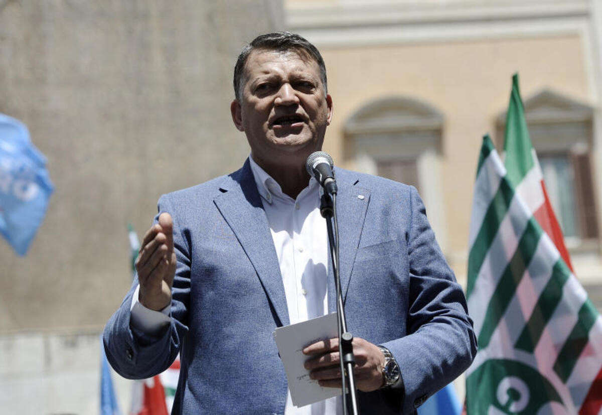 Lavoro, Bombardieri: “3 mln in nero. Superare il Jobs Act: mobilitiamoci” Lavoro, Bombardieri: “3 mln in nero. Superare il Jobs Act: mobilitiamoci”