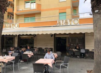 Chiude lo storico bar Sisto a Ostia: ai suoi tavoli da Fellini a Muhammed Alì